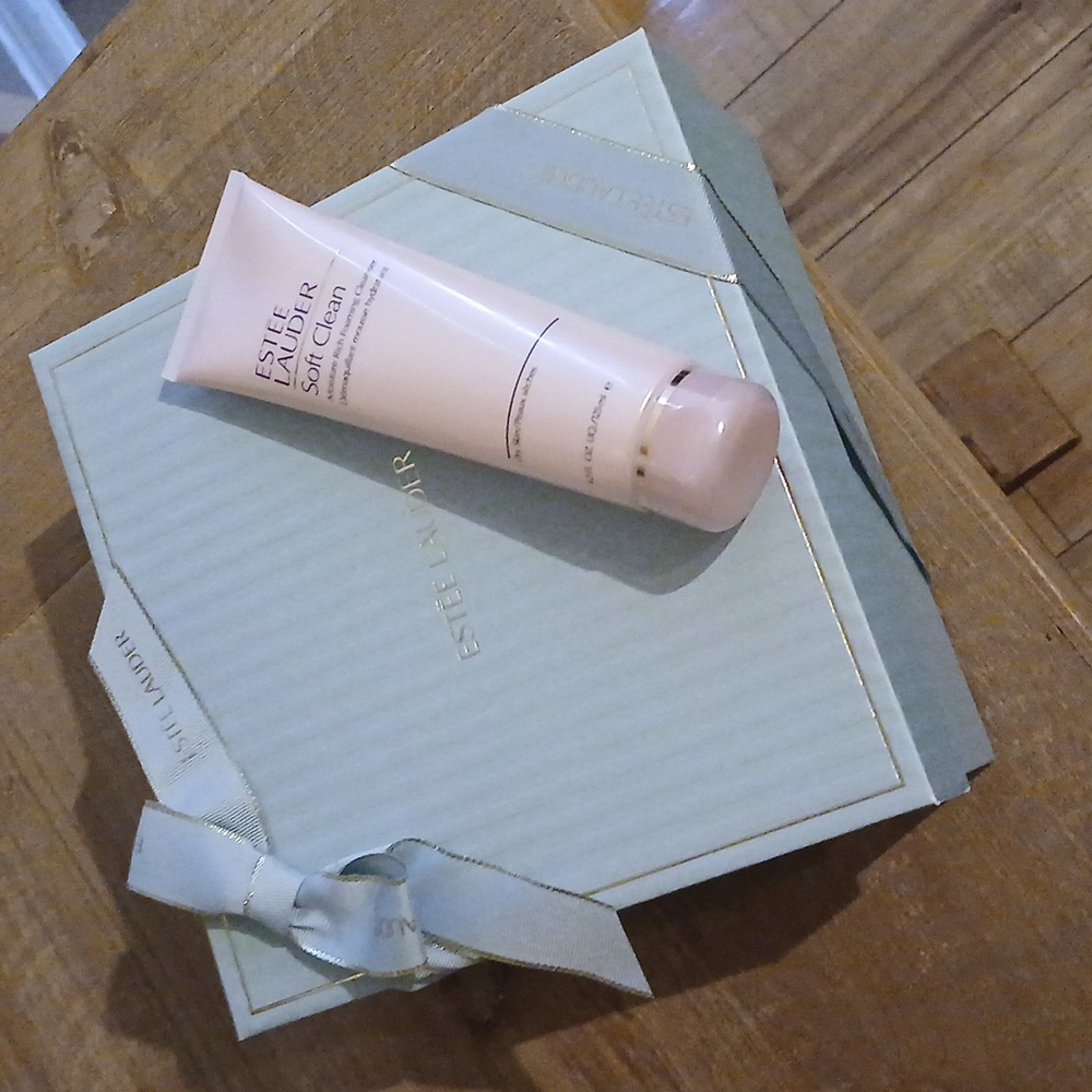 New Estée Lauder Full Size Soft Clean Foaming Cleanser - Picture 13 of 17